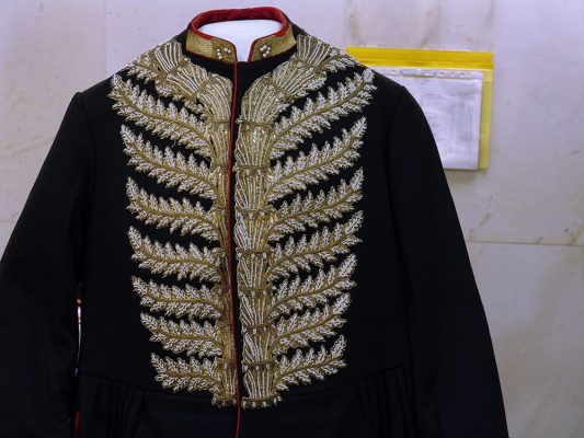تزئینات سرداری مفصل وچشمگیراست ومیزان فراوانی مرواید وسرمه با دست ودلبازی درآن به کاررفته است با نقشی هم مانند برگ های سرخسِ هفت شاخه که در دوسو بخش سینه را پوشانده وساقه پهن آن دروسط هم چنان که روی لبۀ بیرونی سمت چپ رامی پوشاند امتداد آن دربالای شانه نزدیک یقه بازترشده و با سرمه دوزی های روی یقۀ سه سانتی این بخش را می آراید.