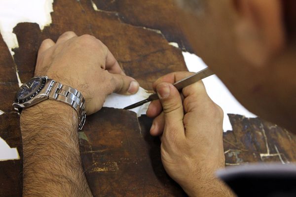 برداشتن ململ از جاهای خالی برای مرحلۀ آستر کشی
