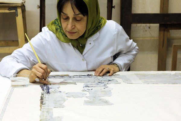 آغاز برداشتن لایۀ نگهدارندۀ نگاره