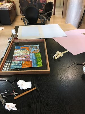 روند باز کردن پشت قاب برای دسترسی به اثر برای تعویض پاس پارتو که سبب پوشاندن لبه های کناری اثر شده است.