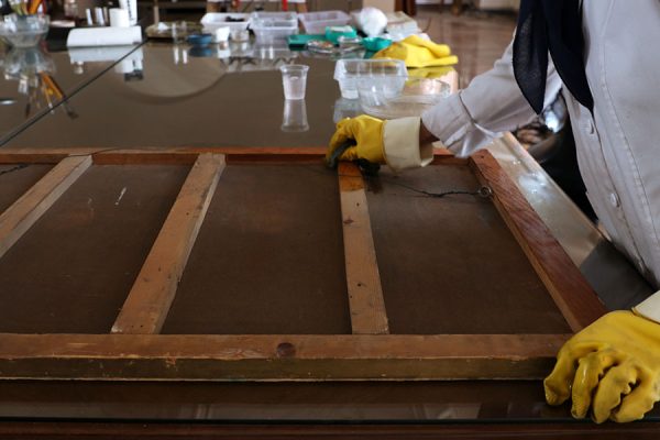 مراحل برداشتن آلودگی از پشت اثر