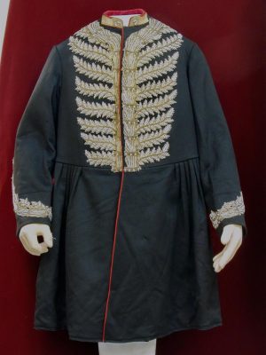 سرداری متعلق به ناصرالدین شاه قاجار در سنین میانسالی است